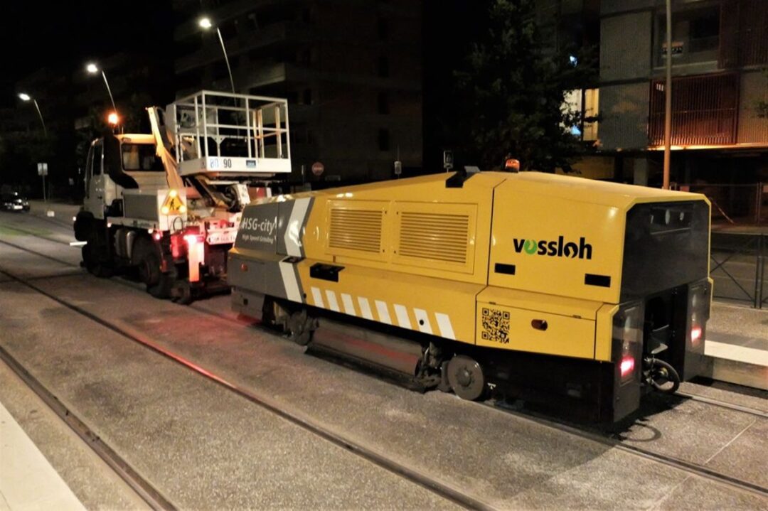 trem de retificação de trilhos para manutenção do metrô na linha do metrô
