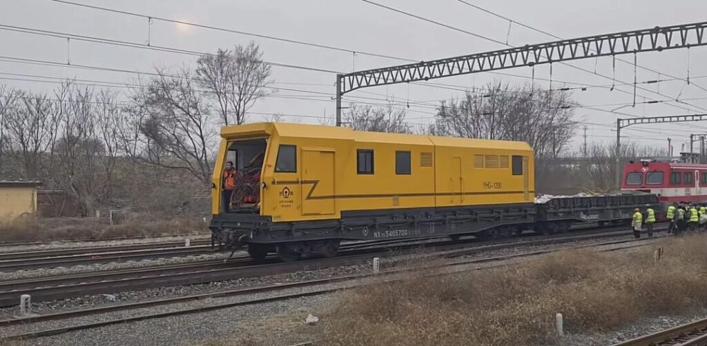 Mobile flash-butt rail welding vehicle on track