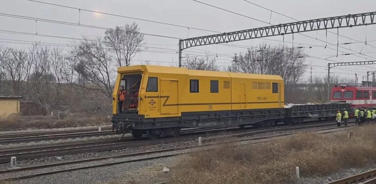 Mobile flash-butt rail welding vehicle on track