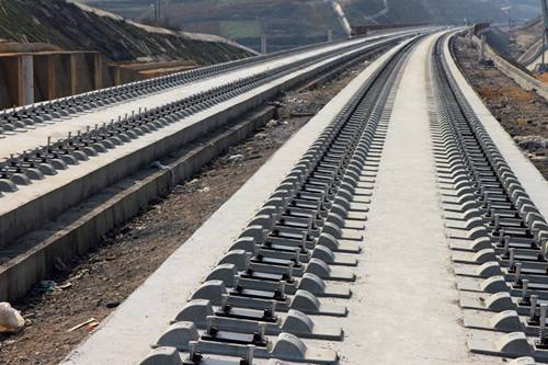 Trilha ferroviária sem balastro