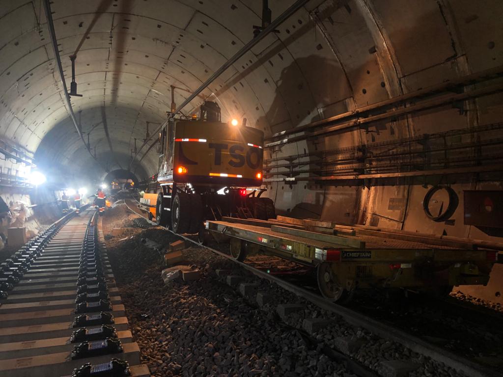 Manutenção dos trilhos do metrô