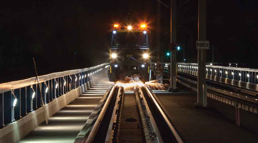 Light-load rail grinding equipment performs low-depth cyclic grinding on operating lines