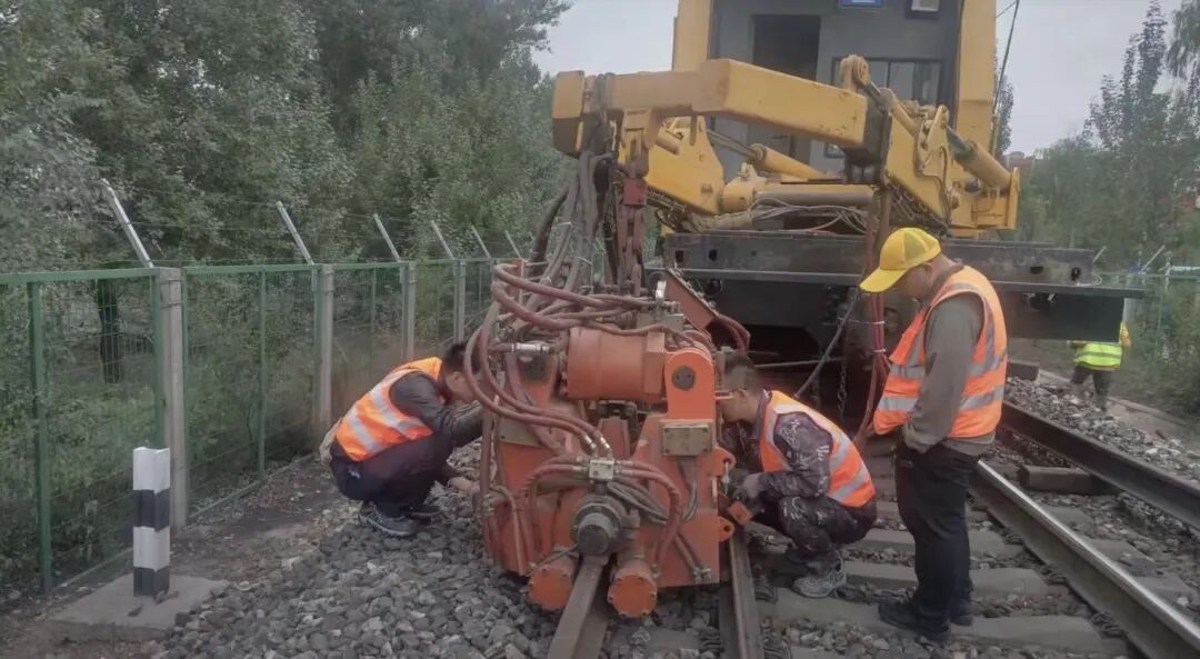 Flash-butt welding head positioned on rail