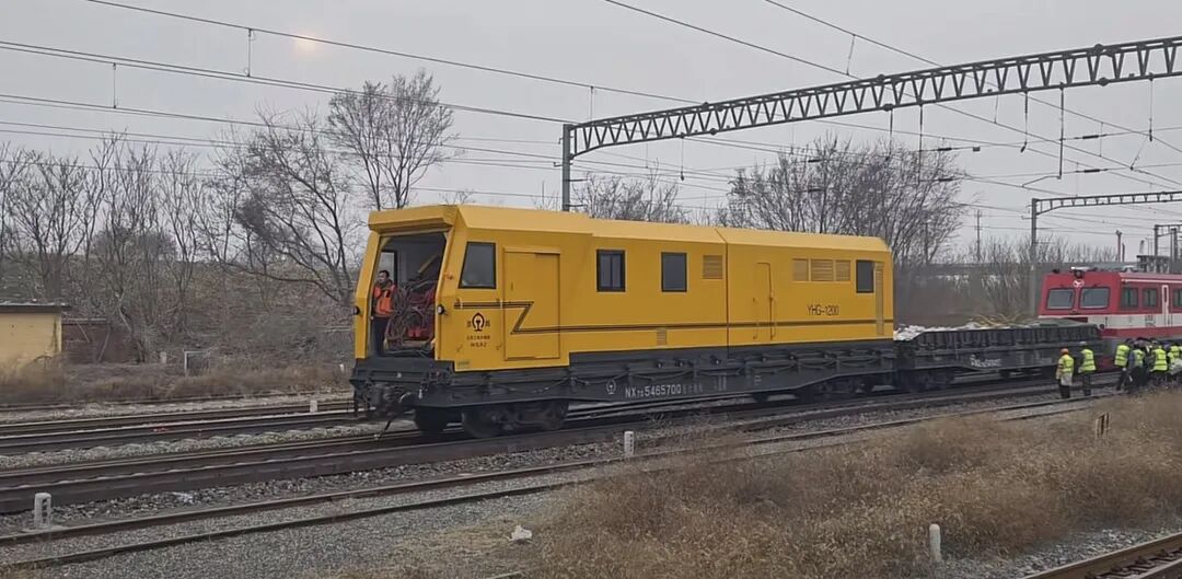 Mobile flash-butt rail welding vehicle